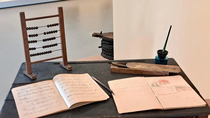 Carta, penna e calamaio: in mostra anche l’attrezzatura scolastica
