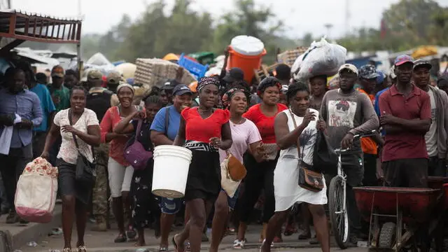 epa11243528 Haitians cross the border from Ouanaminthe (Haiti) to stock up on products, mainly food, at the Binational Market in Dajabon, Dominican Republic, 25 March 2024. Crossings are relentless at the border between Haiti and the Dominican Republic, especially on market days when thousands of Haitians take the opportunity to get products that are scarce in their country and avoid the chaos of Port-au-Prince, torn by armed gang violence. Almost half of Haiti's population faces severe food insecurity due to the recent escalation of violence, as well as from the economic crisis, the Food and Agriculture Organization of the United Nations (FAO) said on 25 March. EPA/ORLANDO BARRIA EPA-EFE/ORLANDO BARRIA