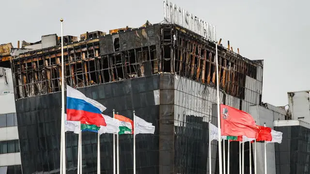 epa11248040 The Russian national (L) and Moscow (R) flags fly at half-mast in memory of the victims of the terrorist attack in front of the Crocus City Hall in Krasnogorsk, outside Moscow, Russia, 28 March 2024. At least 143 people were killed and more than 100 hospitalized after a group of gunmen attacked the concert hall in the Moscow region on 22 March evening, Russian officials said. Eleven suspects, including all four gunmen directly involved in the terrorist attack, have been detained, according to Russian authorities. EPA/YURI KOCHETKOV