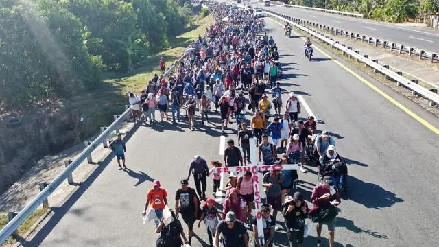 epa11247461 Migrants who make up the 'Viacrusis migrant' walk in a caravan in the municipality of Villa Comatitlan in the state of Chiapas, Mexico, 27 March 2024. Migrants from Venezuela, Ecuador and Colombia, who are part of the 'Viacrucis migrant' that transits from southern Mexico to the country's capital, rejected this 27 March the offer by the Mexican government to return to their countries and receive 110 dollars a month, offered as part of a strategy to stop migration. EPA/Juan Manuel Blanco