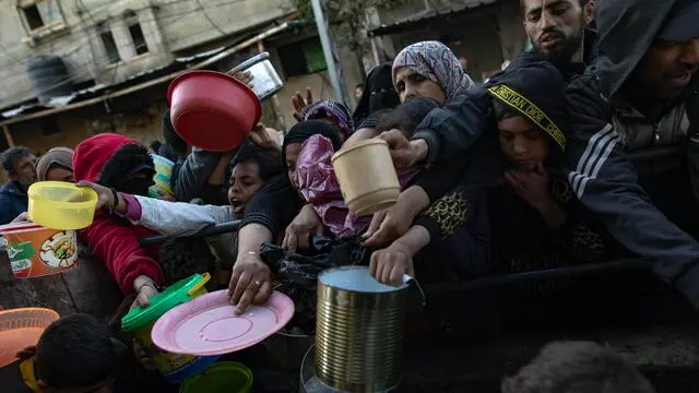 epa11220289 Internally displaced Palestinians gather to collect food donated by a charity group before breakfast, on the fourth day of the holy month of Ramadan in Rafah, southern Gaza Strip, 14 March 2024. More than 31,000 Palestinians and over 1,300 Israelis have been killed, according to the Palestinian Health Ministry and the Israel Defense Forces (IDF), since Hamas militants launched an attack against Israel from the Gaza Strip on 07 October 2023, and the Israeli operations in Gaza and the West Bank which followed it. EPA/HAITHAM IMAD