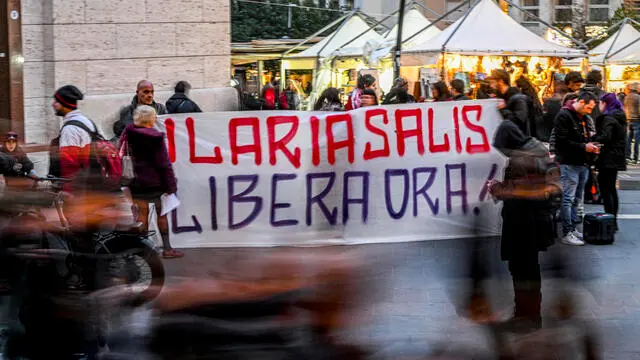 Attivisti hanno esposto in via Toledo, a Napoli, uno striscione di solidarietà per Ilaria Salis, 26 marzo 2024. ANSA/CIRO FUSCO