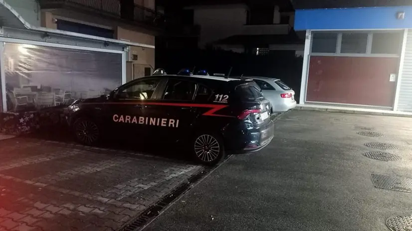 Carabinieri al distributore di Urago d'Oglio la sera della sparatoria - Foto © www.giornaledibrescia.it