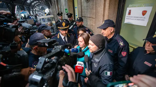 Ritrovato Edoardo Galli, il 17enne scomparso da Colico. In foto i genitori parlano come la stampa fuori dall’ufficio della poslizia ferroviaria di Milano Centrale dove il giovane e stato ritrovato Milano, 29 marzo 2024, ANSA/DAVIDE CANELLA