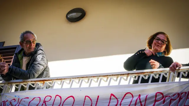 La sorella di Don Diana, Marisa (D) guarda il corteo a Casal di Principe nel trentennale dell’uccisione di Don Peppe Diana. L’esterno della casa dove abitava Don Diana. Napoli Napoli 19 Marzo 2024. ANSA/CESARE ABBATE