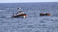 Un momento del recupero di due barchini utilizzati da migranti per raggiungere l'Isola di Lampedusa, 18 Settembre 2023. ANSA/CIRO FUSCO A moment of the recovery of a two small boats used by migrants to reach the island of Lampedusa, 18 September 2023. ANSA/CIRO FUSCO