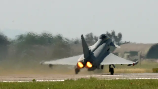 GROSSETO 08 MAGGIO 2007- SIMULAZIONE PARTENZA DI EMERGENZA DELL' EUROFIGHTER. L' Eurofighter Typhoon F2000 durante la simulazione di una partenza di emergenza contro un eventuale attacco aereo, alla base aeronautica militare di Grosseto. FRANCO SILVI/ANSA