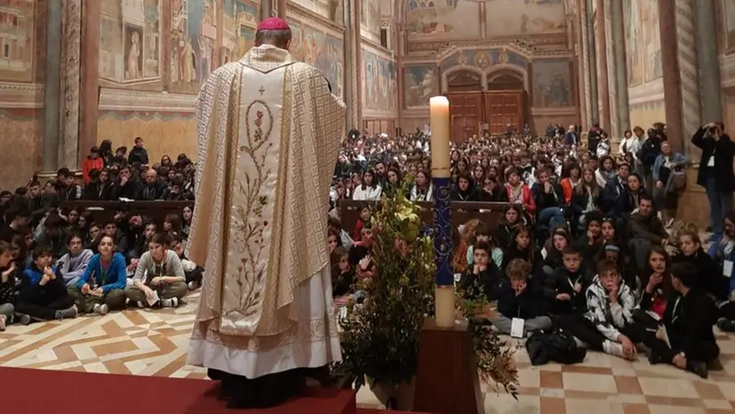 Il Vescovo nel pellegrinaggio ad Assisi con i ragazzi bresciani - © www.giornaledibrescia.it