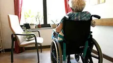 Un'anziana in carrozzina in una rsa (foto simbolica)