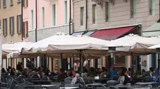 Tavolini all'esterno dei bar in piazza Paolo VI a Brescia - Foto Gabriele Strada /Neg © www.giornaledibrescia.it