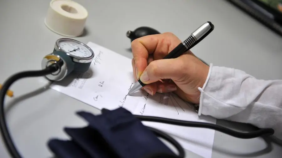 Un medico di base firma una ricetta