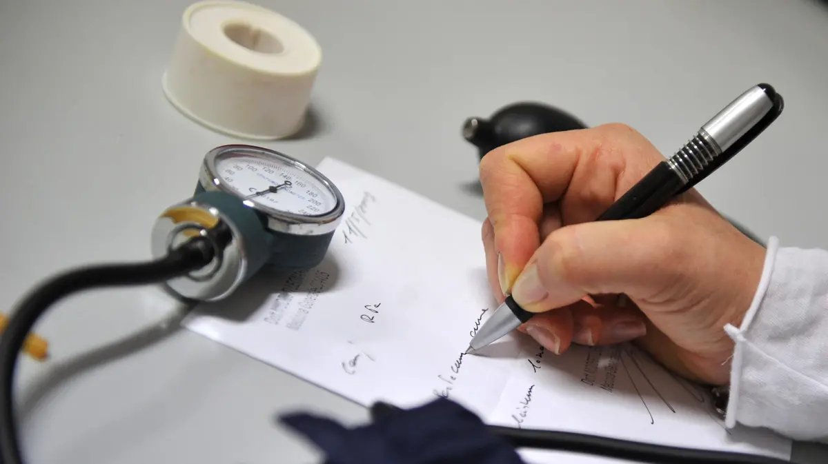 Un medico di base firma una ricetta