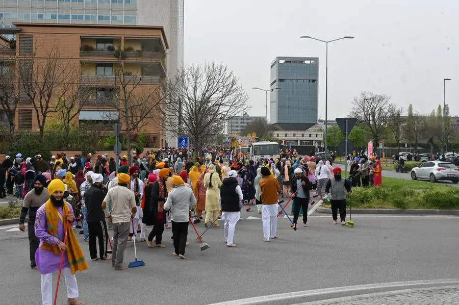 Migliaia di indiani sikh in corteo a Brescia