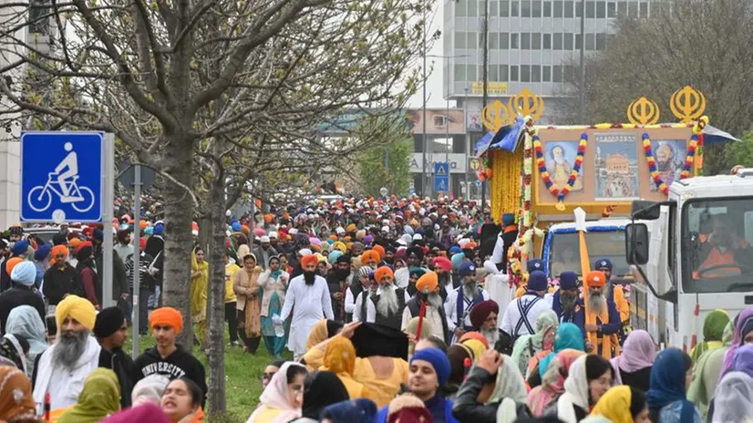 Migliaia di indiani sikh in corteo a Brescia