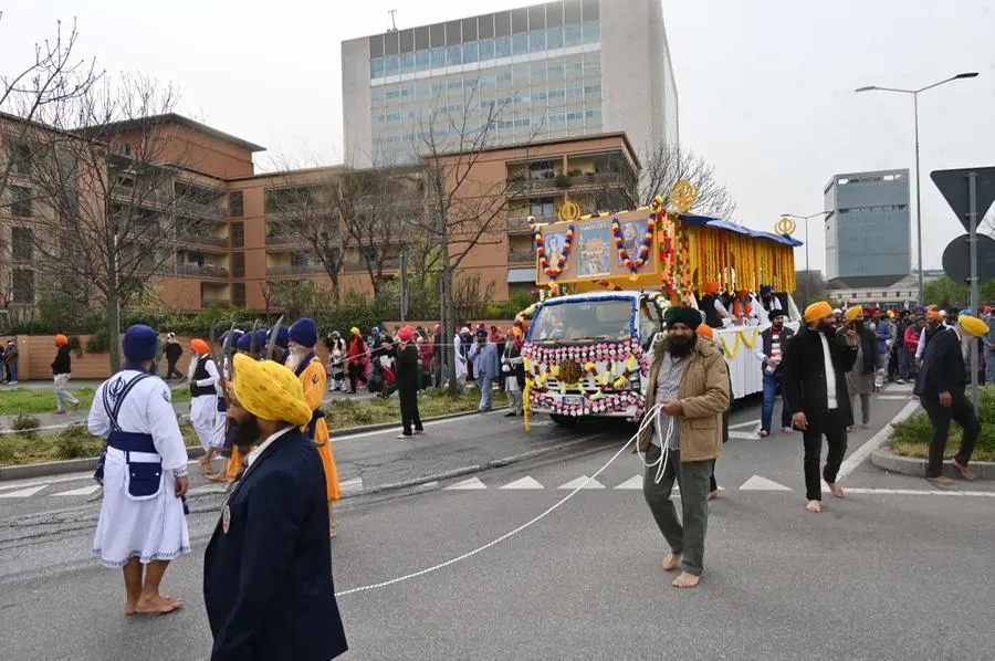 Migliaia di indiani sikh in corteo a Brescia