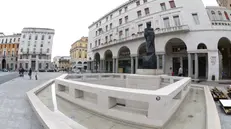 L’opera di Mimmo Paladino è stata esposta in piazza Vittoria nel 2017 - © www.giornaledibrescia.it