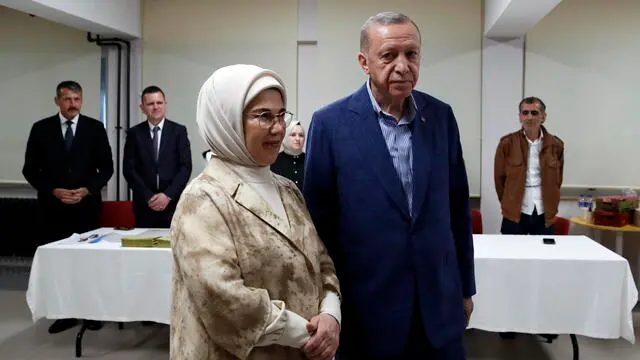 epa10659549 Turkish President Tayyip Erdogan and his wife Emine Erdogan pose as they vote at a polling station during the second round of the presidential election in Istanbul, Turkey, 28 May 2023. The second round of presidential elections between Turkish President Recep Tayyip Erdogan and his challenger Kemal Kilicdaroglu, the leader of the opposition Republican People's Party (CHP), is held 28 May. EPA/MURAD SEZER / POOL