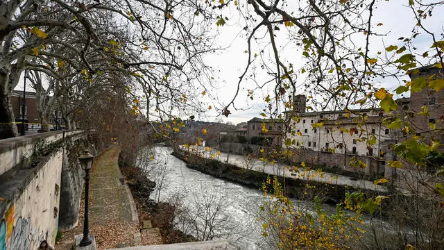 A view of Tiber river and Isola Tiberina from Ponte Fabricio, Rome, Italy, 10 January 2024. ANSA/RICCARDO ANTIMIANI