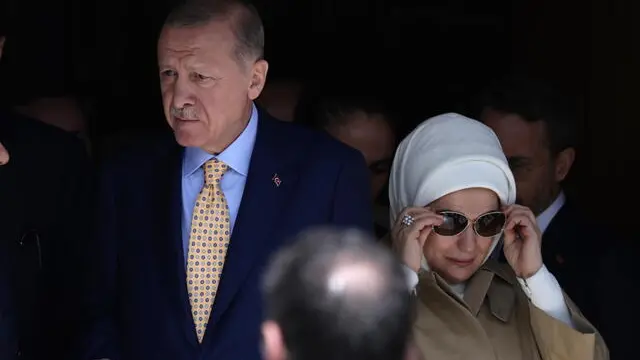 epa11252623 Turkish President Recep Tayyip Erdogan (L) and his wife Emine Erdogan (R) leaves a poll station after voting in the local elections, in Istanbul, Turkey, 31 March 2024. Some 61 million people will vote in local elections in Turkey across 81 provinces. EPA/ERDEM SAHIN