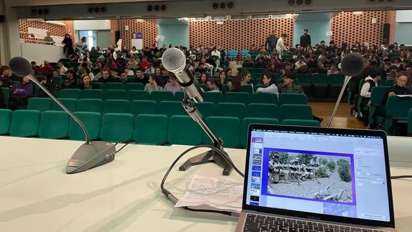 L'aula magna dell'Istituto Antonietti all'incontro IA e guerra, martedì 26 marzo - Foto Laura Carrer