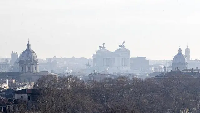 Lo smog nel giorno del blocco di alcune categorie di autovetture a Roma, 14 gennaio 2020. ANSA/MASSIMO PERCOSSI