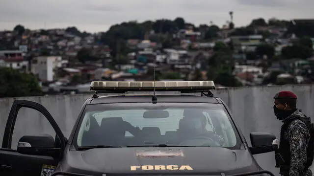 epa09258815 Agents of the National Force board a vehicle after arriving on a Federal Police plane to combat the wave of violence in the state of Amazonas, in Manaus, Brazil, 09 June 2021. Members of a drug gang attacked several sites in Manaus in retaliation for the death of one of its members during a police action. After this, the Brazilian Government authorized the dispatch of agents of the National Force, an elite body of the Police, to reinforce security in the state of Amazonas. EPA/Raphael Alves