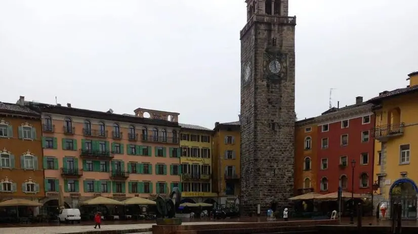 L'acqua del lago di Garda è diventata gialla causa della sabbia del Sahara