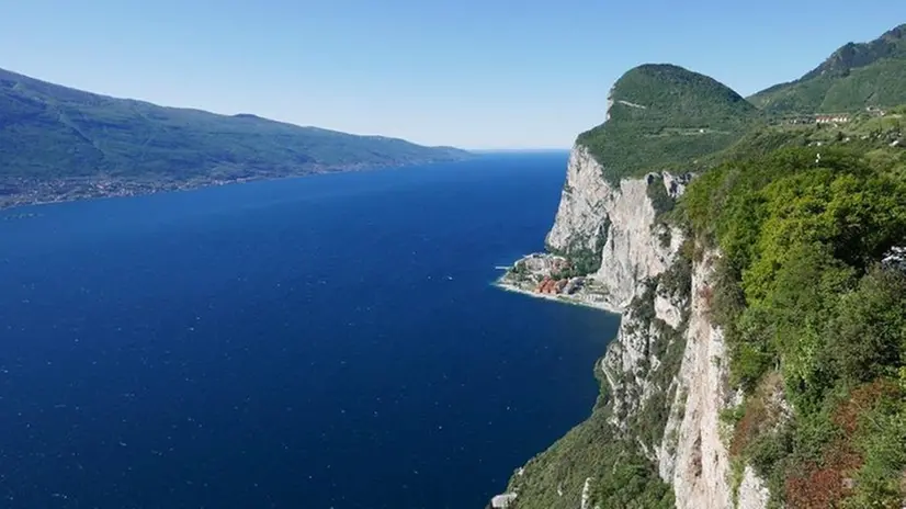 Una veduta del lago di Garda, dove vive il mostro Benni © www.giornaledibrescia.it