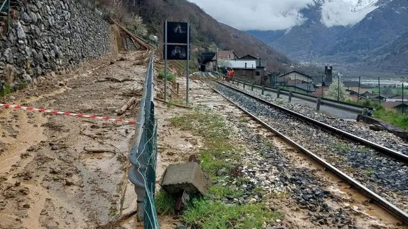 Il fango a ridosso della linea ferroviaria