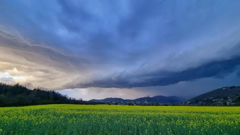 La "nube a mensola" fotografata ieri a Mompiano - © www.giornaledibrescia.it