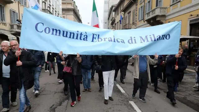 Il passaggio della Brigata Ebraica in corso Venezia a Milano in occasione del corteo organizzato per celebrare la Liberazione, 25 aprile 2019. ANSA/MATTEO BAZZI