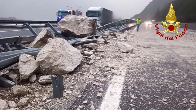 ++ Maltempo, cade frana sull'Autostrada A23 in Friuli ++ Chiusa in entrambi i sensi ad Amaro (Udine)