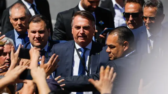 epa11021294 Former Brazilian President Jair Bolsonaro (C) arrives at the Argentine National Congress to attend the ceremony in which president-elect Javier Milei will be sworn in as president of Argentina in Buenos Aires, Argentina, 10 December 2023. The far-right libertarian economist Milei will be sworn in at the National Congress to become president of the South American country for the period 2023-2027 after winning the runoff election on 19 November. EPA/Juan Ignacio Roncoroni
