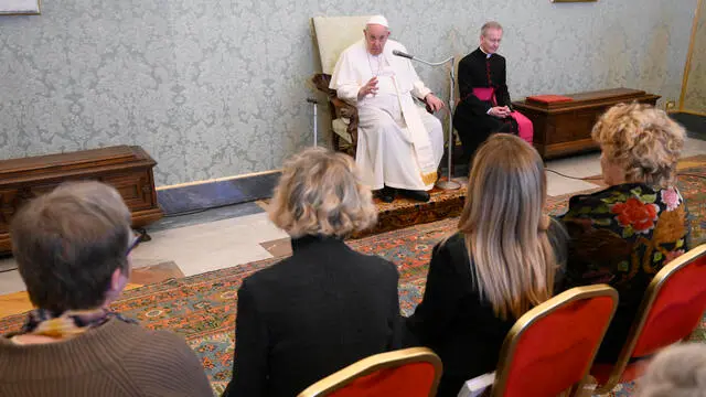 A handout picture provided by the Vatican Media shows Pope Francis meets the editing of the Management Committee of the Magazine "Donne - Chiesa - Mondo" in Vatican, 04 March 2023. ANSA/ VATICAN MEDIA +++ ANSA PROVIDES ACCESS TO THIS HANDOUT PHOTO TO BE USED SOLELY TO ILLUSTRATE NEWS REPORTING OR COMMENTARY ON THE FACTS OR EVENTS DEPICTED IN THIS IMAGE; NO ARCHIVING; NO LICENSING +++ (NPK)