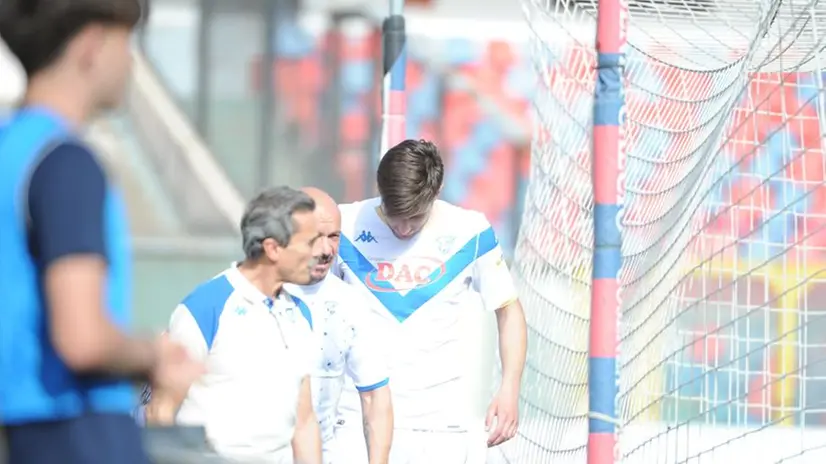 Gennaro Borrelli è uscito dal campo a testa china - Foto Ansa © www.giornaledibrescia.it