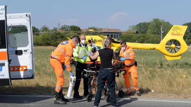 Un uomo è stato soccorso e trasportato in ospedale in codice rosso in elisoccorso a causa di un infortunio sul lavoro dopo essere caduto da una scala in via Giordano Colombo a Cernusco sul Naviglio. 22 Luglio 2022. ANSA/ANDREA CANALI