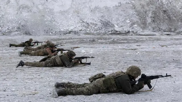 epa11223105 Servicemen of the 18th Sloviansk Brigade of the Donbas battalion of the Ukrainian National Guard attend their training on a shooting range near a frontline in the Donetsk area, Ukraine, 15 March 2924 amid the Russian invasion. Russian troops entered Ukraine in February 2022 starting a conflict that has provoked destruction and a humanitarian crisis. EPA/YAKIV LIASHENKO