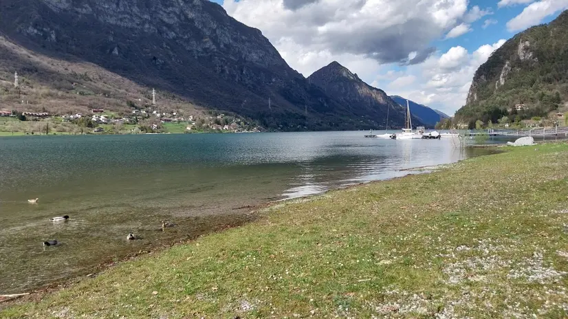 I lago d'Idro dopo giorni di pioggia