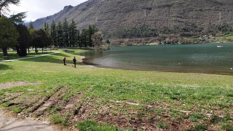 I lago d'Idro dopo giorni di pioggia
