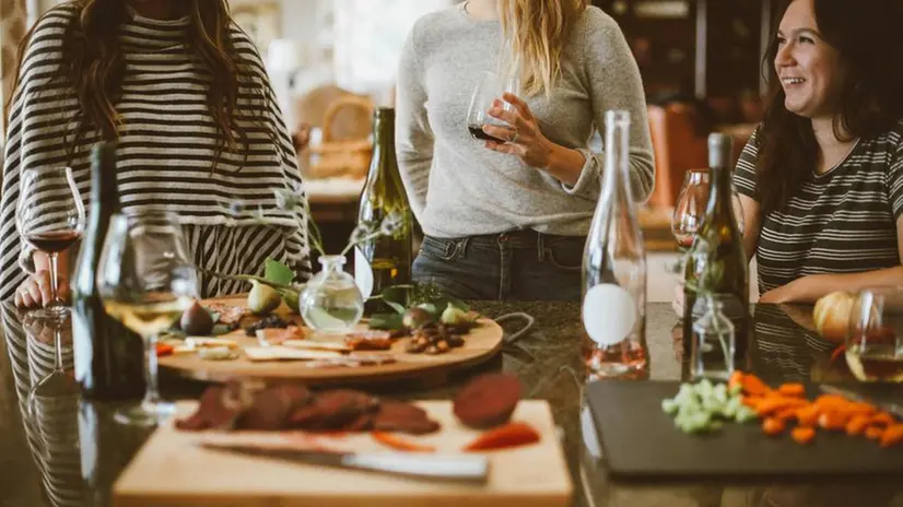 Ragazze a un pranzo di famiglia