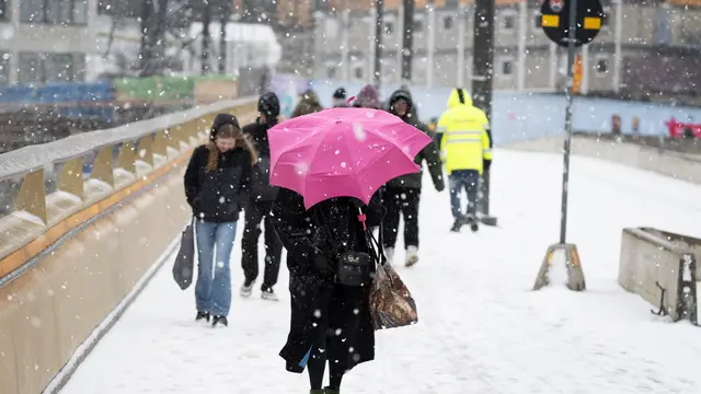 epa11255506 Pedestrians make their way in the snowy weather in Stockholm, Sweden, 02 April 2024. EPA/Anders Wiklund Sweden OUT SWEDEN OUT