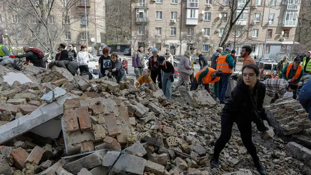 epa11251263 Students and volunteers remove debris at Mykhailo Boichuk Kyiv State Academy of Decorative Applied Arts and Design after it was damaged in a missile strike, in Kyiv, Ukraine, 30 March 2024, amid the Russian invasion. An educational building housing the State Academy of Decorative Applied Arts and Design was damaged as a result of a Russian rocket attack on 25 March 2024, Ukraine's acting Culture Minister Rostyslav Karandieiev said. Russian troops entered Ukrainian territory on 24 February 2022, starting a conflict that has provoked destruction and a humanitarian crisis. EPA/SERGEY DOLZHENKO