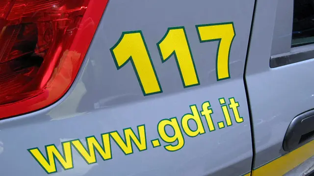 (ANSA) - Gdf: 117 e indirizzo web su auto di servizio.