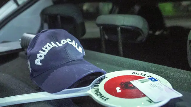 I controlli dei documenti (patente e libretto) agli automobilisti durante il posto di blocco. Controlli della Polizia locale, a Torino, 23 giugno 2023. Si discute la proposta di modificare il Codice della Strada con una stretta per chi viene sorpreso alla guida usando il cellulare ANSA/JESSICA PASQUALON