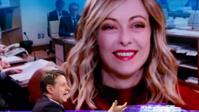 Il presidente del Movimento 5 Stelle, Giuseppe Conte e dietro una foto della premier Giorgia Meloni, durante la trasmissione televisiva ‘Porta a Porta’ in onda su Rai Uno, Roma 2 aprile 2024. ANSA/FABIO FRUSTACI