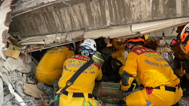 epa11256720 A handout photo provided by the Taiwan National Fire Agency shows members of a search and rescue team conducting rescue operations in a building following a magnitude 7.4 earthquake in Hualien, Taiwan, 03 April 2024. A magnitude 7.4 earthquake struck Taiwan on the morning of 03 April with an epicenter 18 kilometers south of Hualien City at a depth of 34.8 km, according to the United States Geological Survey (USGS). EPA/NATIONAL FIRE AGENCY HANDOUT HANDOUT EDITORIAL USE ONLY/NO SALES HANDOUT EDITORIAL USE ONLY/NO SALES