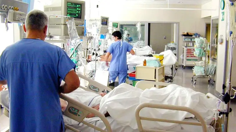 Infermieri al lavoro in ospedale - © www.giornaledibrescia.it