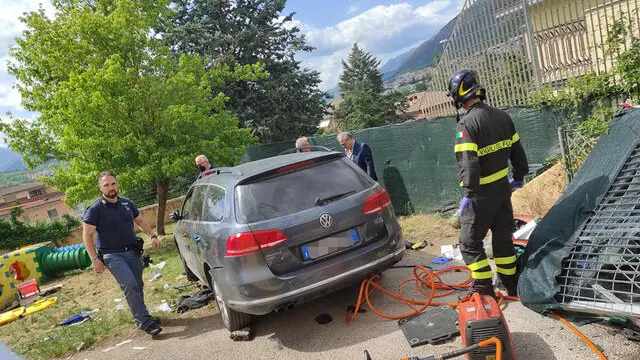 auto finita in giardino asilo all'Aquila