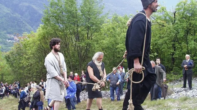 Cervenesi impegnati nella processione sul Golgota