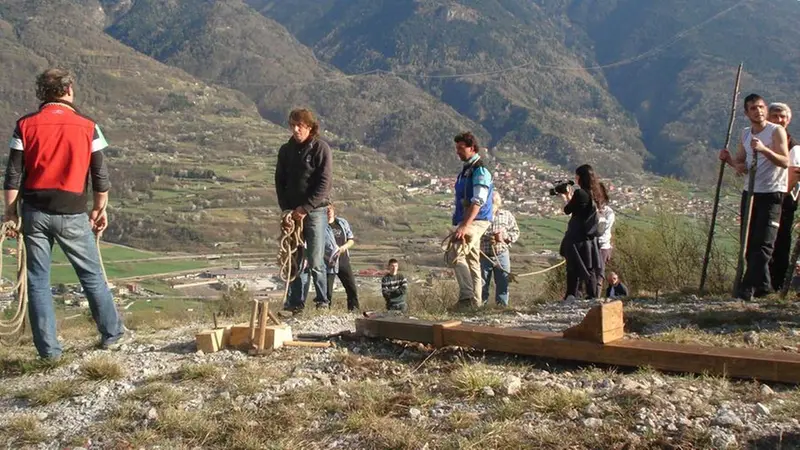 Volontari di Cerveno al lavoro sul luogo della crocifissione